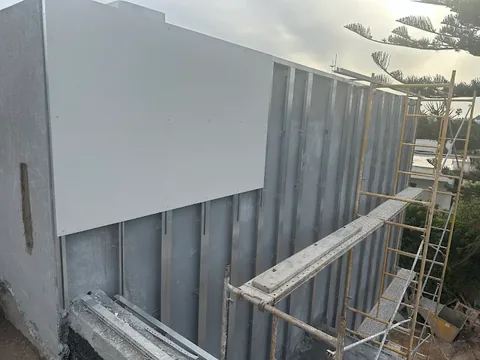 Bardage de façade en panneaux composite aluminium posé sur ossature, chantier à Rabat