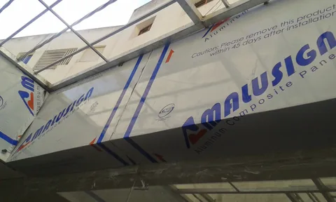 Pose de panneaux composite aluminium sous une verrière, chantier en cours à Rabat