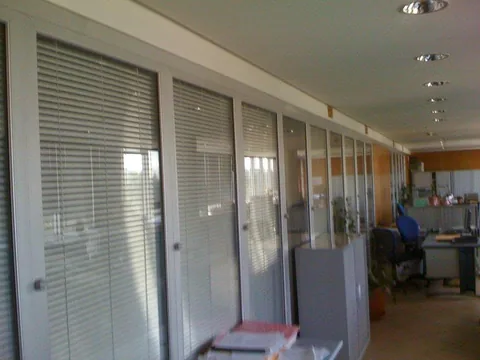 Cloisons vitrées de bureaux en aluminium avec stores intégrés, open space à Rabat