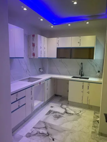 Cuisine sur mesure blanche avec éclairage LED, en fin de pose, région de Rabat