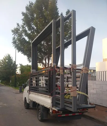 Châssis en aluminium gris fabriqués sur mesure, livrés sur un chantier à Rabat