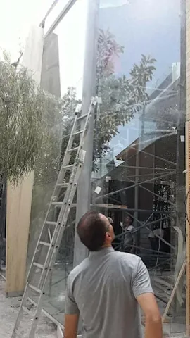 Pose d'une façade vitrée double hauteur sur une villa, à Rabat