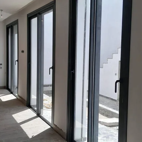 Baies coulissantes en aluminium noir toute hauteur dans une villa neuve, à Rabat