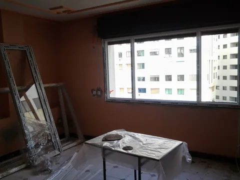Fenêtre coulissante en aluminium blanc posée dans un appartement, châssis prêts à installer, à Rabat