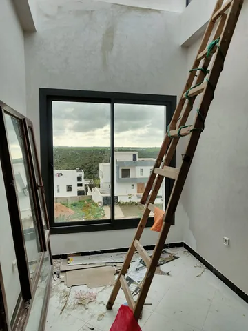 Fenêtre coulissante en aluminium noir posée dans une villa neuve, région de Rabat