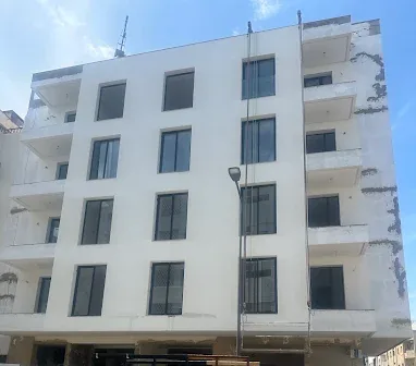 Immeuble neuf de cinq étages équipé de fenêtres en aluminium noir, à Rabat