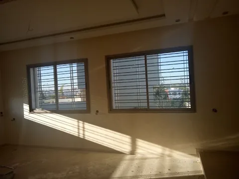 Fenêtres coulissantes en aluminium avec grilles de sécurité, pièce de vie à Rabat