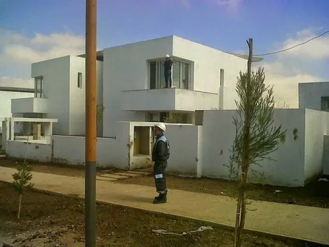 Villa neuve en cours d'équipement en menuiserie aluminium, chantier à Rabat