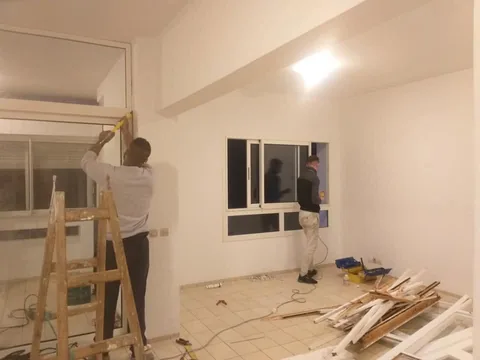 Remplacement d'anciennes fenêtres en bois par des fenêtres en aluminium, appartement à Rabat