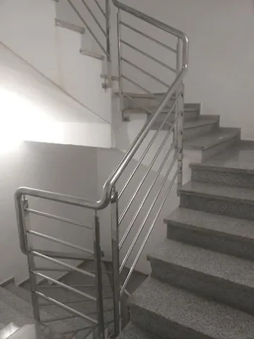 Rampe d'escalier en inox à lisses horizontales, cage d'escalier à Rabat