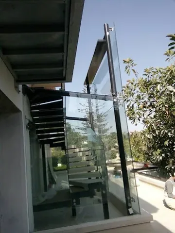 Escalier extérieur bordé d'un garde-corps en verre, villa à Rabat