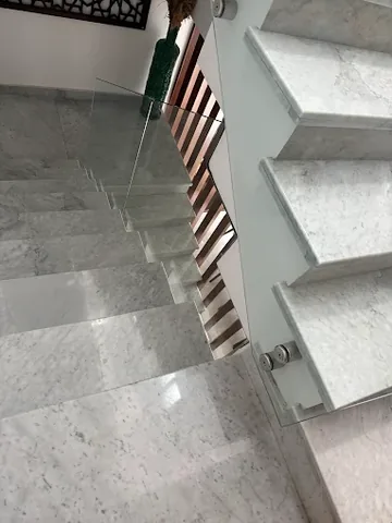 Garde-corps en verre fixé par pinces inox sur un escalier en marbre, à Rabat