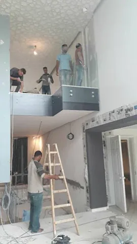 Pose d'un garde-corps en verre sur une mezzanine double hauteur, à Rabat