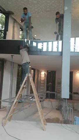 Équipe AluGlass posant un garde-corps en verre sur une mezzanine, à Rabat