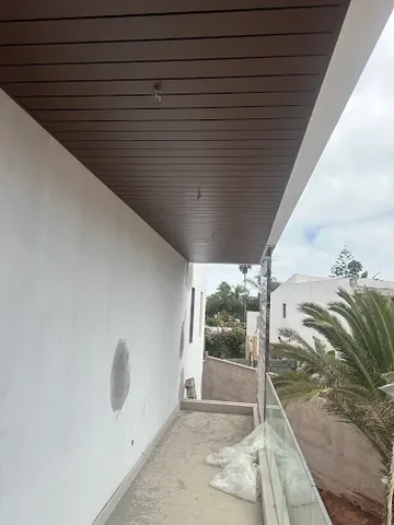 Sous-face de balcon en lames d'aluminium aspect bois, villa à Rabat