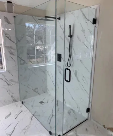 Cabine de douche en verre avec profilés et accessoires noirs, salle de bain en marbre, région de Rabat