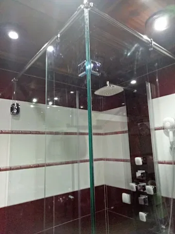 Cabine de douche sur mesure en verre trempé avec barre de maintien, salle de bain à Rabat