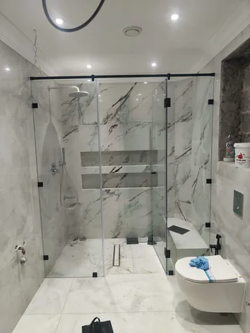 Douche à l'italienne fermée en verre trempé à profilés noirs, région de Rabat
