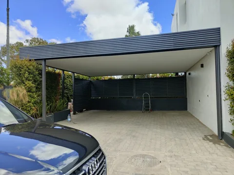 Carport en aluminium noir pour deux voitures devant une villa, région de Rabat