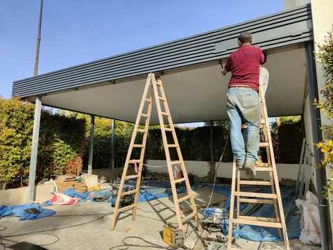 L'équipe AluGlass termine la pose d'un carport en aluminium devant une villa, région de Rabat