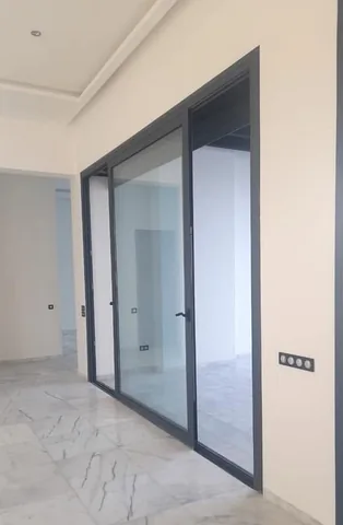 Porte coulissante intérieure en aluminium noir et verre, villa à Rabat