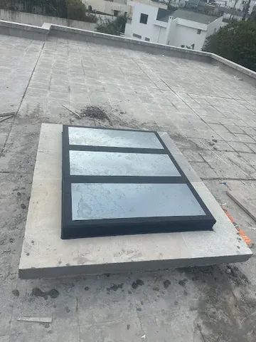 Puits de lumière vitré en aluminium sur un toit-terrasse, à Rabat