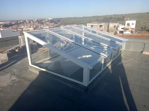 Verrière de toiture en aluminium blanc sur un toit-terrasse, à Rabat