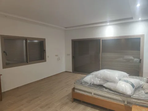 Baie coulissante et fenêtre en aluminium avec volets roulants intégrés, chambre, région de Rabat